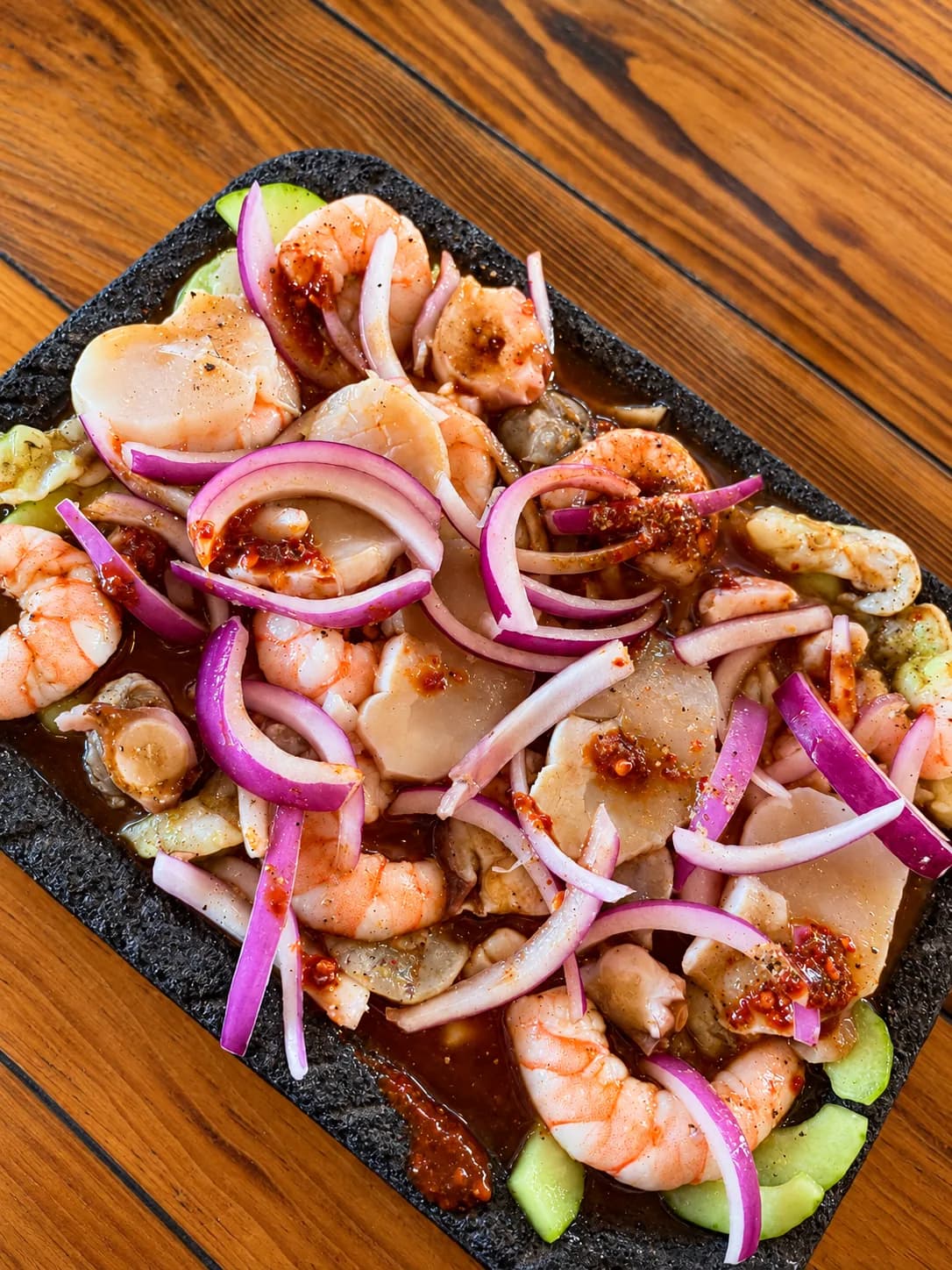 Mariscos con cebolla morada en salsa de chile